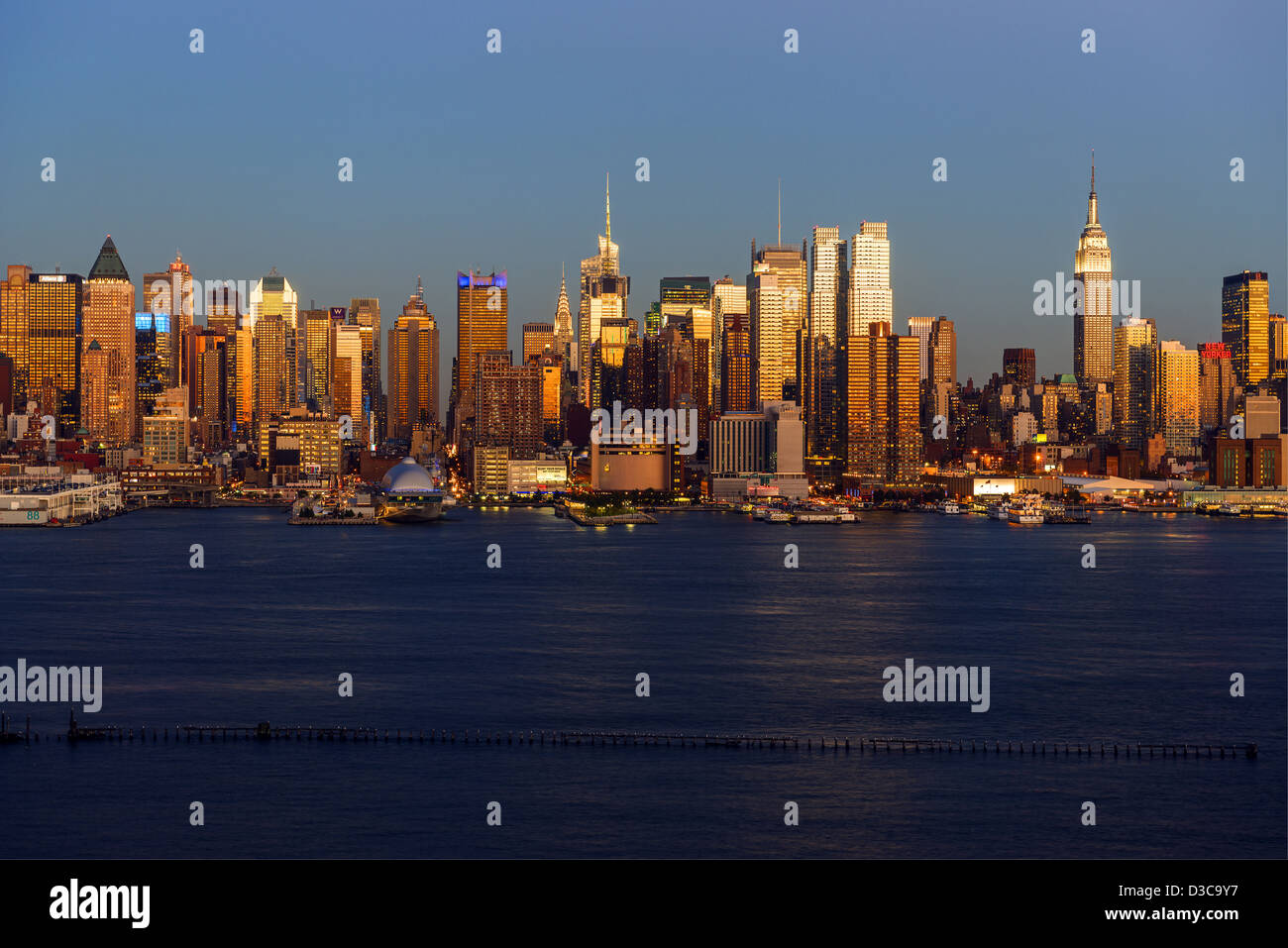 Mid Town Manhattan New York USA bei Sonnenuntergang gegenüber von New Jersey Stockfoto
