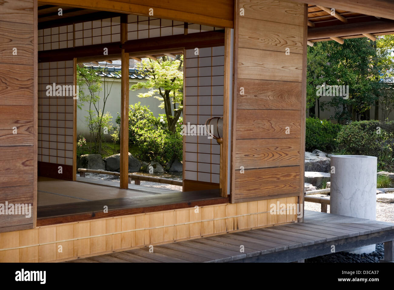 Traditionelle Schiebeschiebe und Veranda mit Blick auf den Garten und modernes Tsukubai-Steinwasserbecken im Yokokan Pavilion, Fukui, Japan. Stockfoto