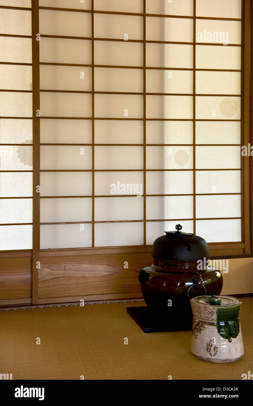 Lichtfilter in Schiebetüren Papier Shoji Bildschirme mit Wasserkocher für Tee-Zeremonie und Urne auf Tatami Matte Boden in Yokokan Villa, Fukui Stockfoto