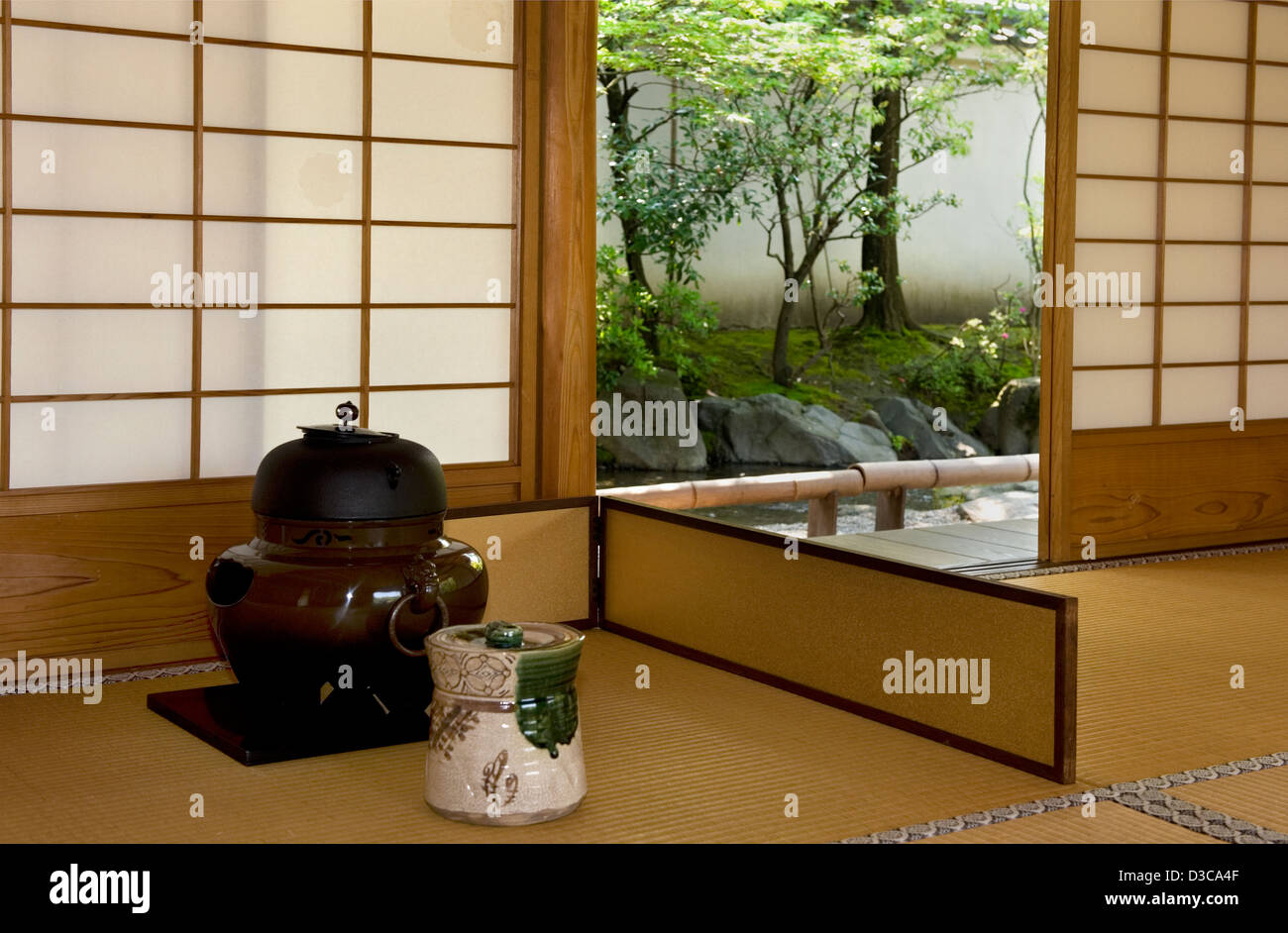 Geöffnete Shoji Papier Bildschirm gleiten gibt sonnigen Blick auf japanische Garten, von innen traditionelle historische Tee-Haus-Tatami-Zimmer. Stockfoto
