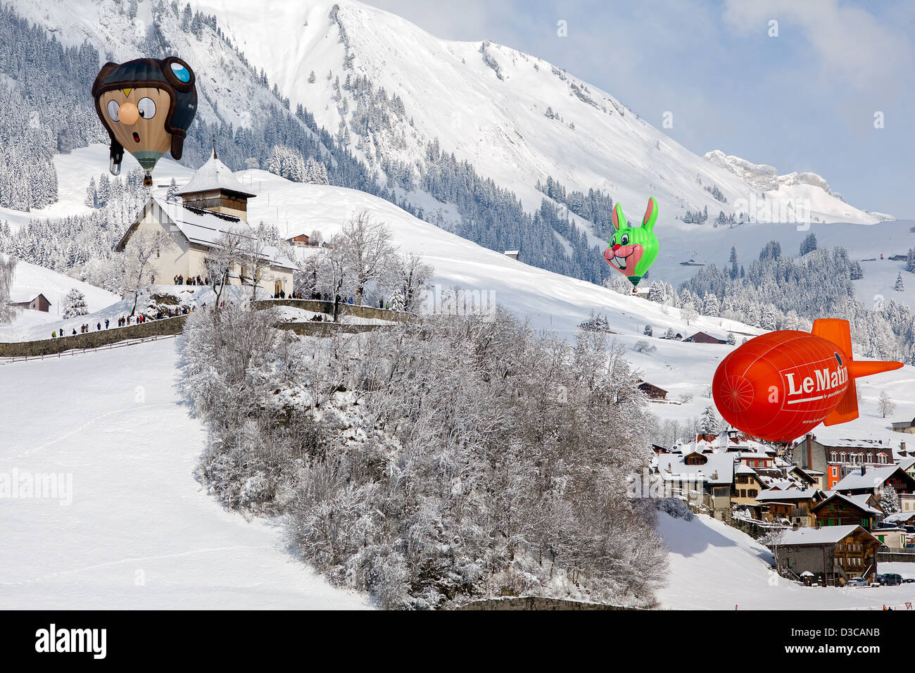 spezielle Form Ballon Reiten auf der 35. Internationales Ballon-Festival 2013 in den verschneiten Alpen von Château-d'Œx Stockfoto