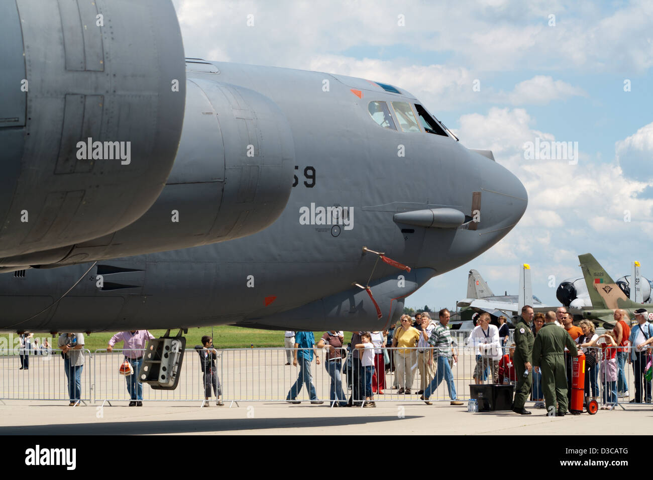 Leute beobachten ein B-52 Bomber während einer Flugschau in der Nato Base Geilenkirchen. Stockfoto