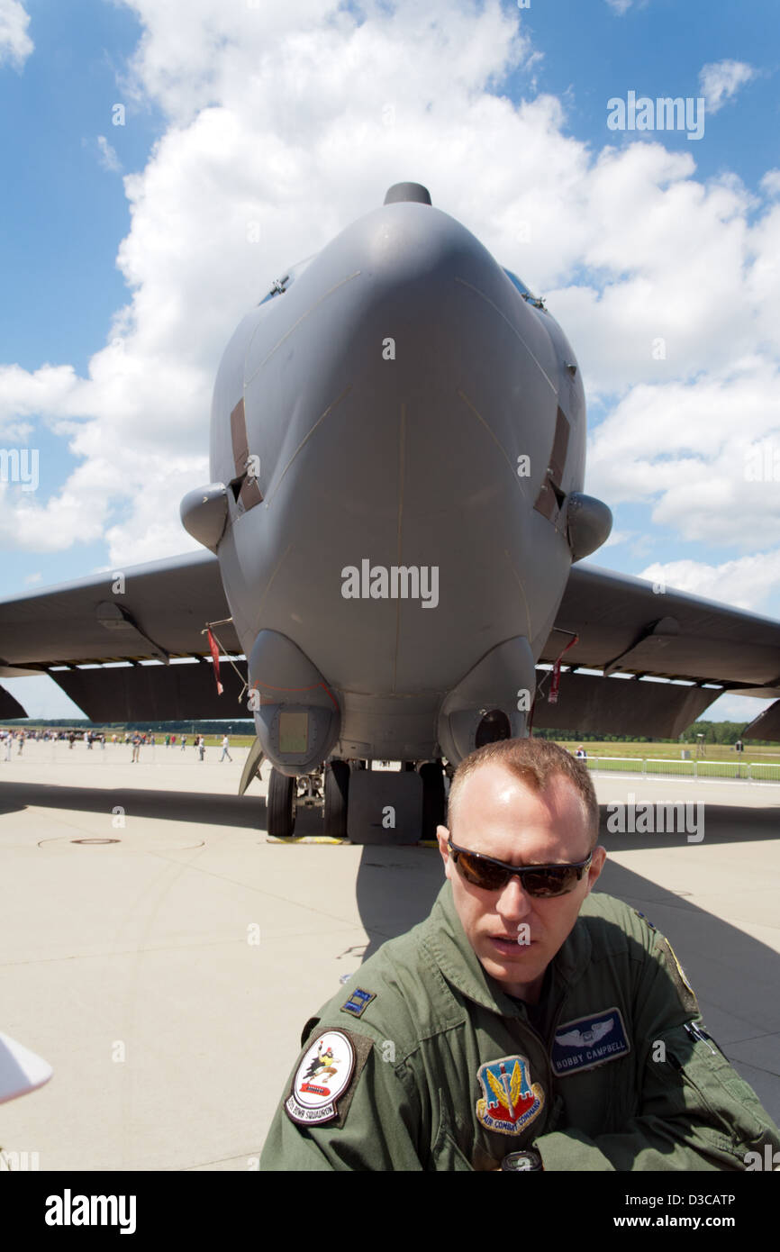 Pilot vor einem amerikanischen B-52 Bomber während einer Flugschau in der Nato Base Geilenkirchen. Stockfoto