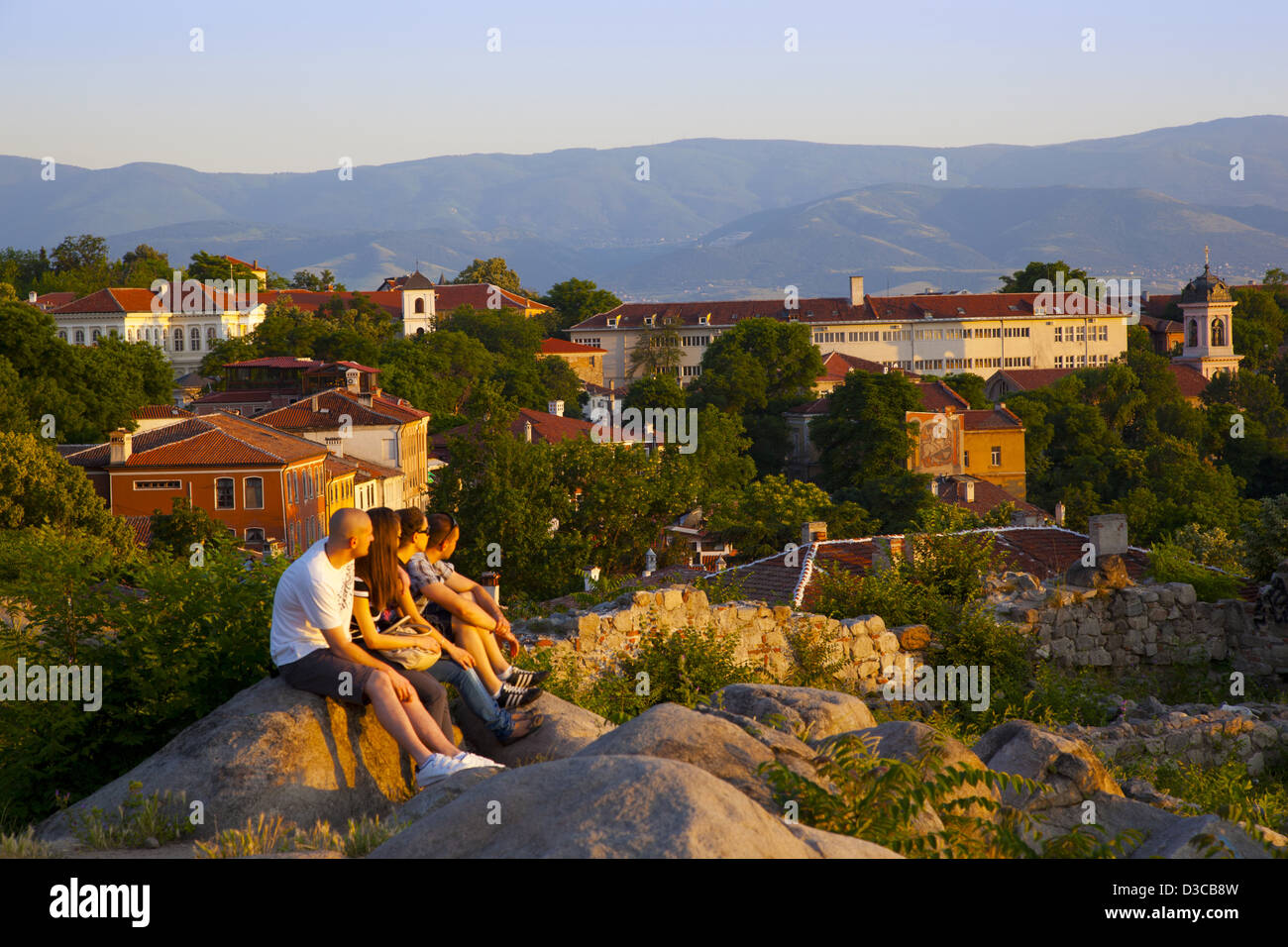 Bulgarien, Europa, Plovdiv, Touristen, die die Altstadt von Nebet Tepe, Gebet Hill, dem höchsten Punkt der Städte anzeigen. Stockfoto