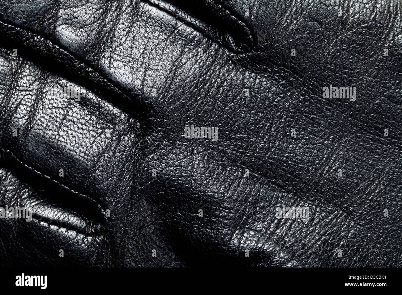 Schwarzes Leder für den Hintergrund. Mann-Handschuh. Makroaufnahme Stockfoto