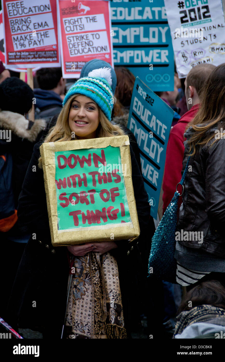 Eine glückliche Studentin Demonstrant tragen eine blaue Pudelmütze hält Plakat Banner sagen "runter mit dieser Art der Sache". Stockfoto