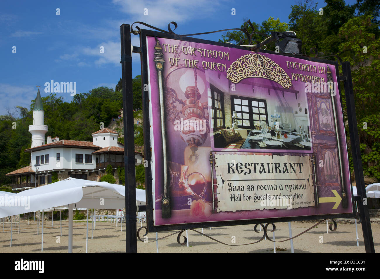 Bulgarien, Europa, Schwarzes Meer Stadt Balchik, Sommer-Residenz der Königin Marie von Rumänien, Restaurant Zeichen. Stockfoto