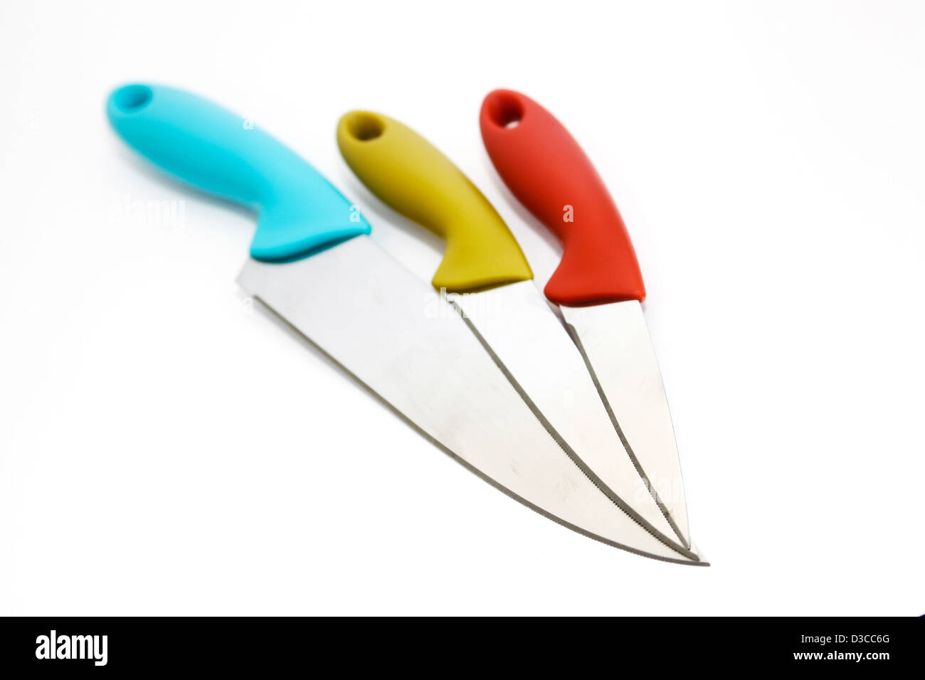Drei Küchenmesser mit bunten Kunststoffgriffen Stockfoto