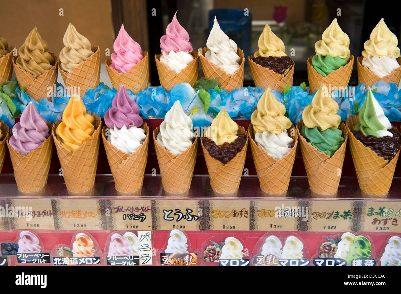 Ungewöhnliche, weiche Eiskegelaromen wie Tofu, Hokkaido Melone, Melone Azuki Bohne, Melone Matcha Tee, Matcha Tee mit Azuki Bohne im Shop in Japan. Stockfoto