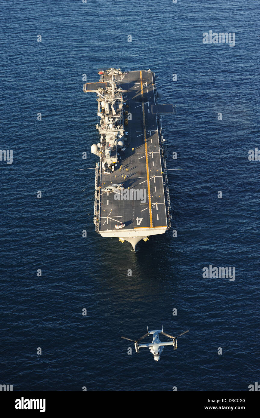 US Navy MV-22 Osprey Flugzeug abheben vom Mehrzweck amphibischer Angriff Schiff USS Boxer 13. Februar 2013 laufen vor der Küste von Kalifornien. Stockfoto