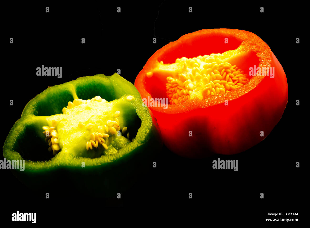 rote und grüne Paprika-Hälften Stockfoto