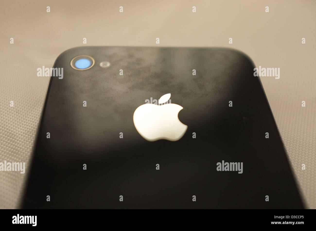 Das kultige Apple-Logo auf einem 4 s Stockfoto