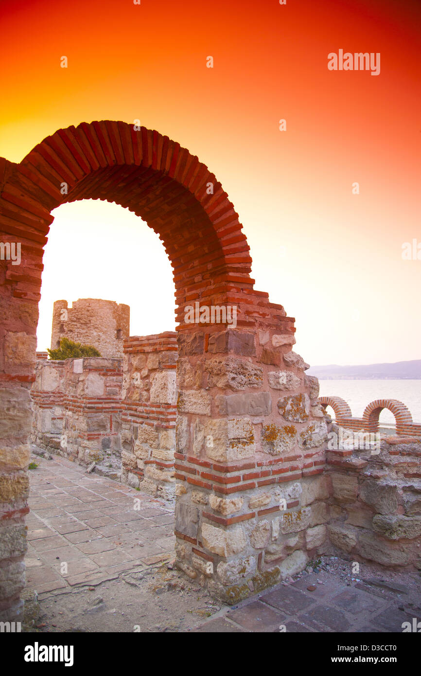 Bulgarien, Europa, Schwarzes Meer, Nessebar, Ruinen, Kirche St. Jungfrau Maria Eleusa, Basilika Heilige Mutter Eleusa, Sonnenuntergang. Stockfoto