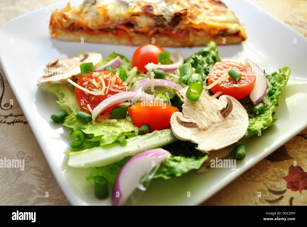 Werfen Sie frischen Salat Stockfoto