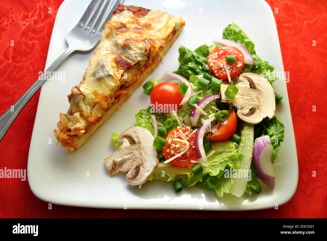 Lecker Pizza und Salat Stockfoto