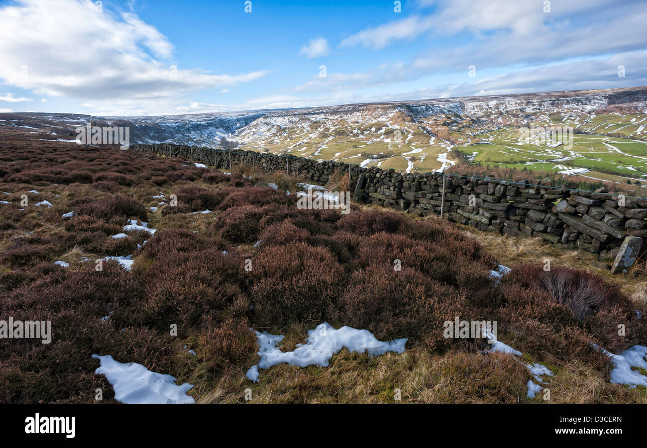 Blick auf die North York Moors im Winter, eine traditionelle Trockenmauer und einen Blick über das Tal in der Nähe von Fryup, Yorkshire, Großbritannien. Stockfoto