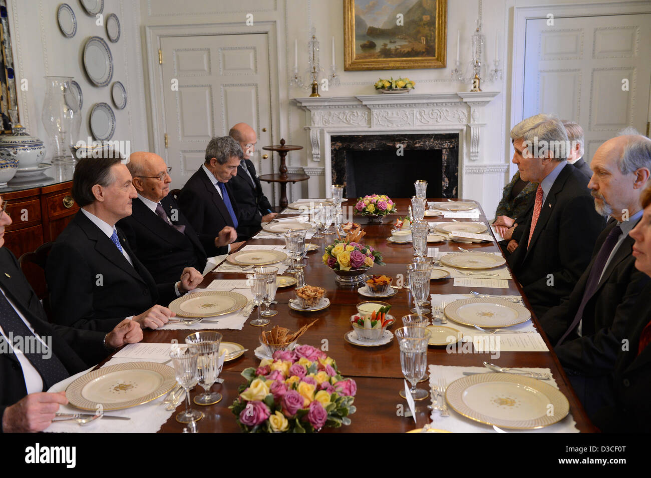 UNS Außenminister John Kerry ein Arbeitsessen mit italienischen Staatspräsidenten Giorgio Napolitano im Blair House 15. Februar 2013 in Washington, D.C. beherbergt. Stockfoto