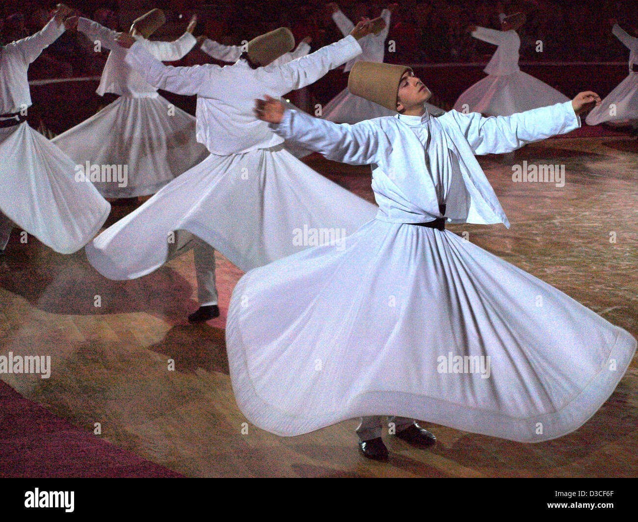 Sufi whirling Derwische in Konya in der Türkei während des jährlichen Festivals Mevlana, erfolgt die Anfang Dezember. Stockfoto