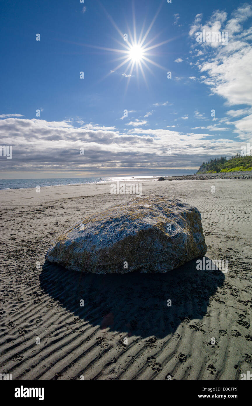 Sunburst über große einsamer Felsblock, Bischof Strand, Homer, Alaska, USA Stockfoto