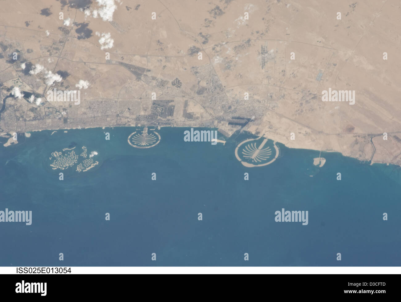 Ein Blick auf die Palmeninseln und die Weltinseln in Dubai, VAE, aufgenommen von der Crew der Internationalen Raumstation am 7. November 2010. Diese legendären künstlichen Inseln sind aus dem Weltraum sichtbar und zeigen bemerkenswerte Ingenieurskunst. Stockfoto