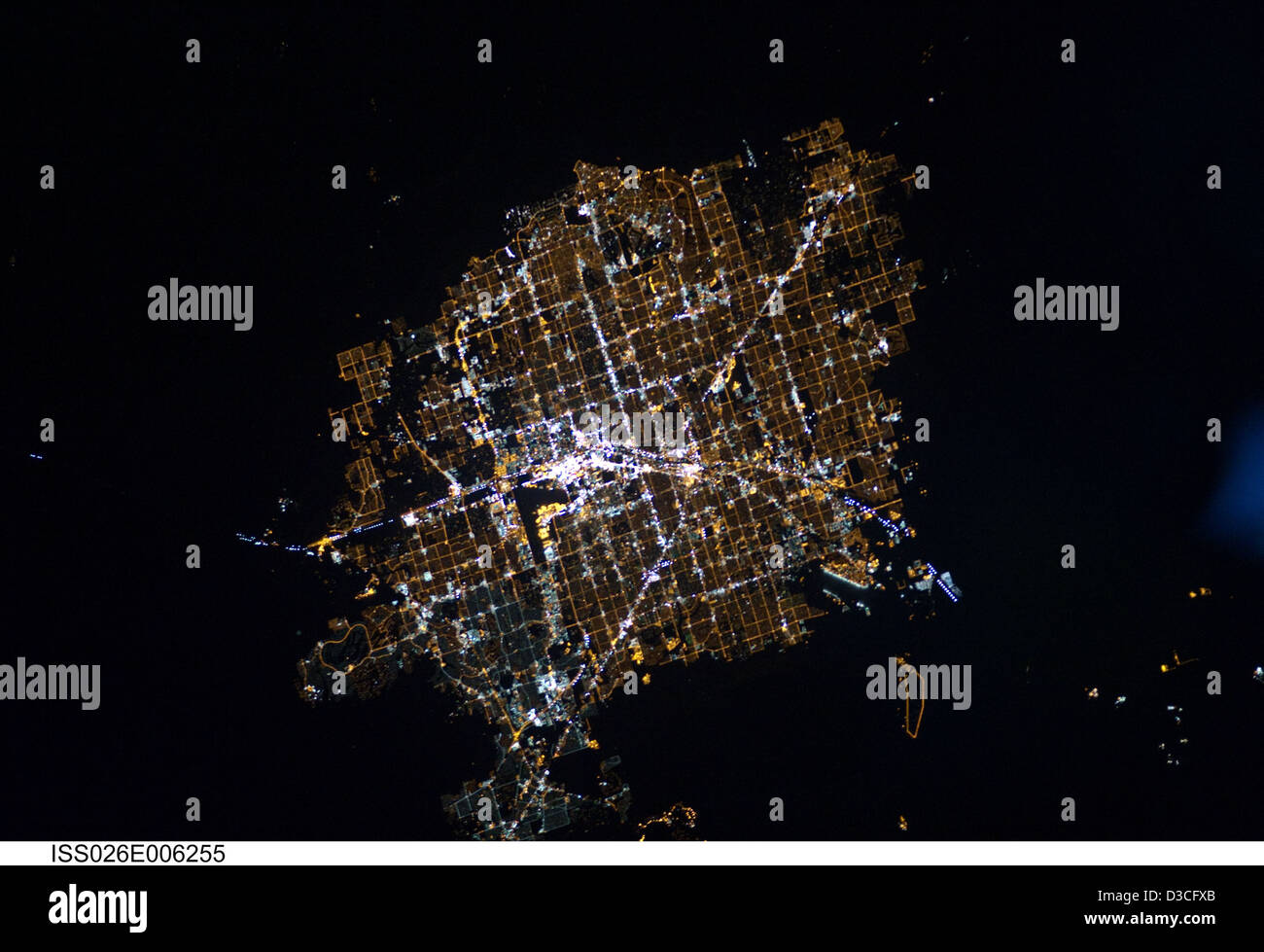 Dieses Bild zeigt Las Vegas, Nevada bei Nacht von der Internationalen Raumstation aus und zeigt den Frenchman Mountain, den internationalen Flughafen McCarran und die umliegende Mojave-Wüste. Die Lichter der Stadt stehen im Kontrast zur dunklen Landschaft. Stockfoto