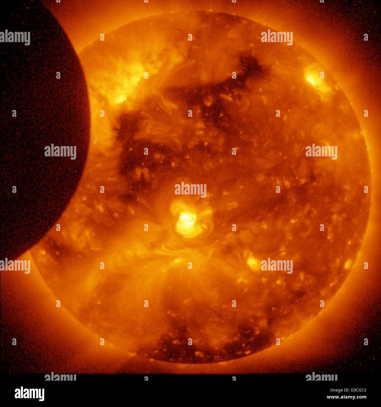 Eine Sonnenfinsternis von der Erdoberfläche aus gesehen und vom Hinode-Satelliten am 7. Januar 2011 erfasst. Die ringförmige Sonnenfinsternis offenbart die Sonnenkorona, während der Mond das Zentrum der Sonne verdeckt. Stockfoto