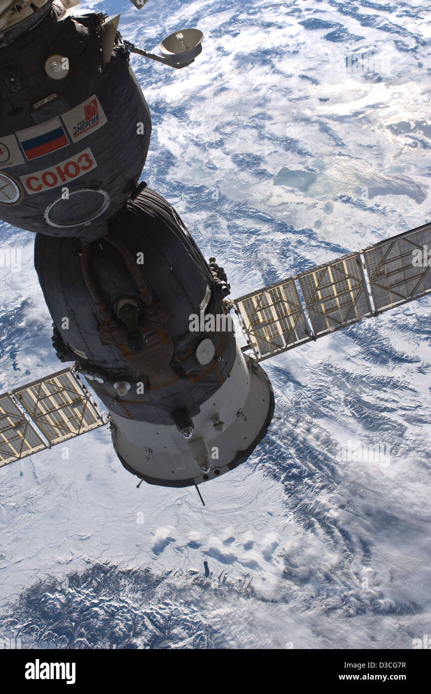 Dieses Bild wurde am 5. Januar 2011 von der Internationalen Raumstation aufgenommen und zeigt eine Winteransicht der Erde mit dem Sojus-Raumschiff im Orbit. Das Foto zeigt die kalten Temperaturen und Merkmale der Erdoberfläche während der Wintermonate. Stockfoto