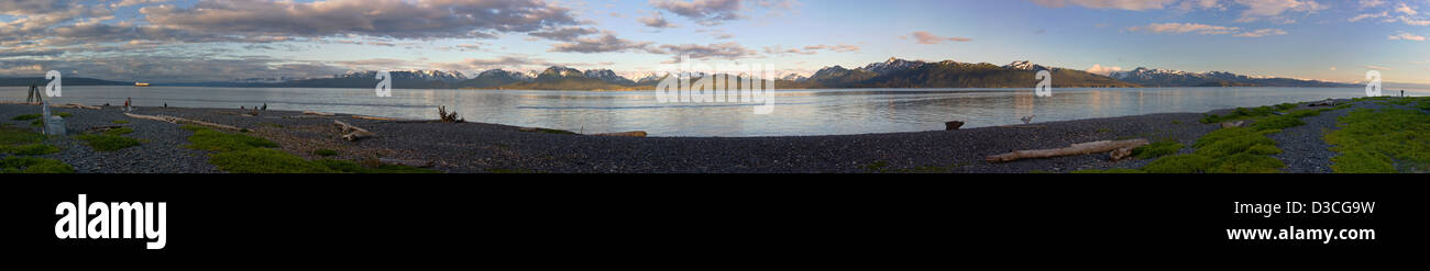 Panorama der Kachemak Bay und Kenai Mountains gesehen von Homer Spit, Homer, Alaska, USA Stockfoto