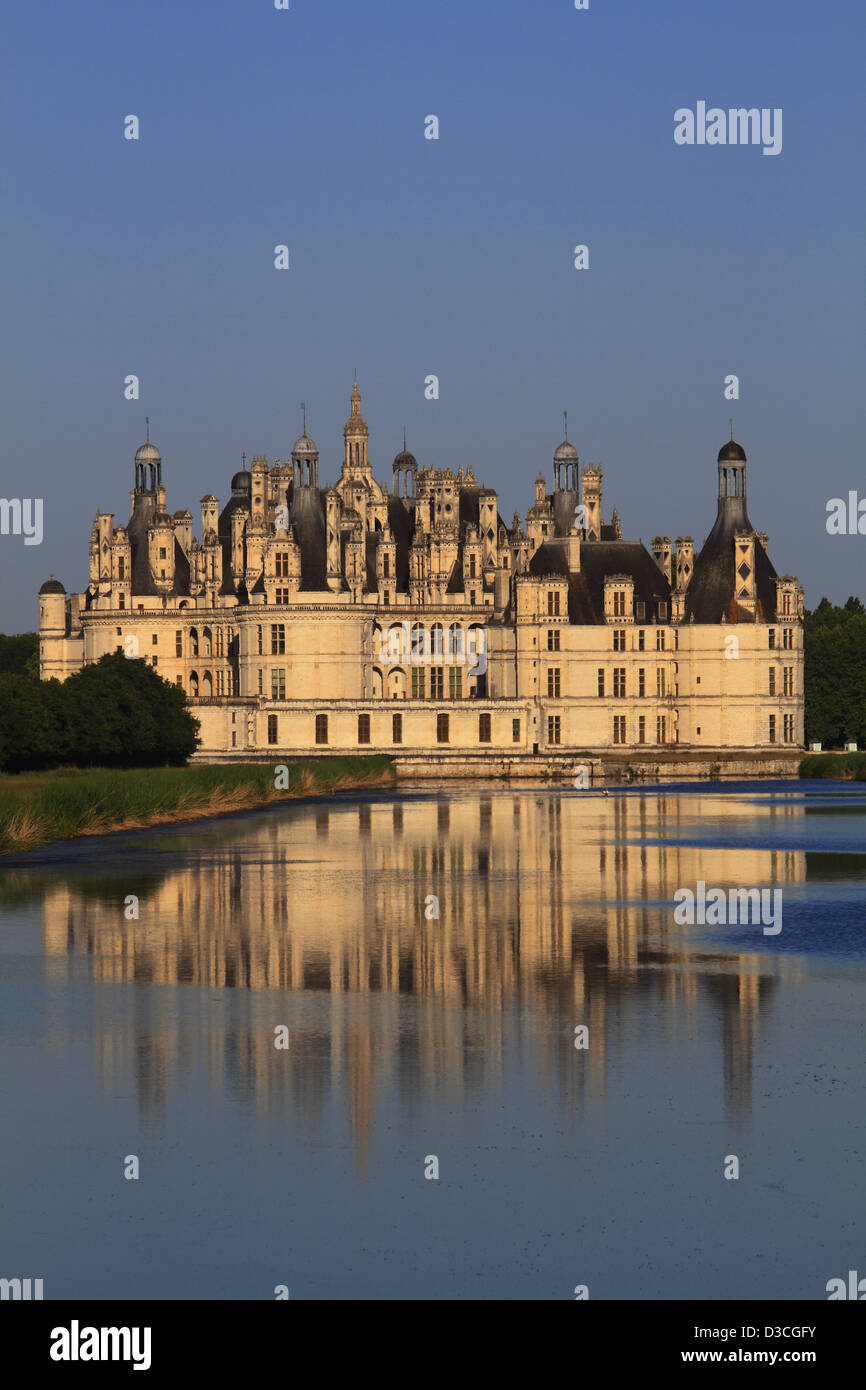 Frankreich, Loire-Tal, Chambord, Chateau De Chambord, Loir-et-Cher, Ostseite mit Spiegelbild im Kanal. Stockfoto