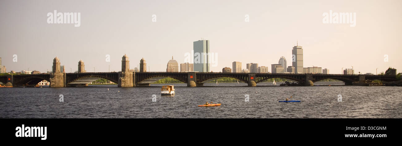 Longfellow Bridge und die Skyline von Boston mit Charles River im Vordergrund, Boston, Massachusetts, Usa Stockfoto
