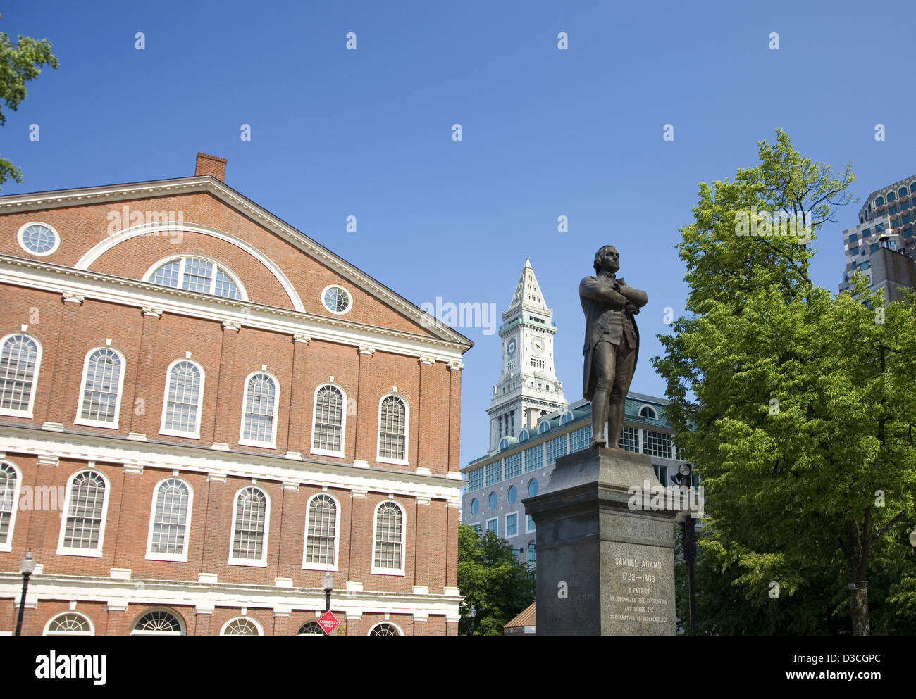 Statue von Samuel Adams vor der Faneuil Hall mit der Custom House Tower im Hintergrund, Boston, Massachusetts, Usa Stockfoto Statue von Samuel Adams vor der Faneuil Hall mit der Custom House Tower im Hintergrund, Boston, Massachusetts, Usa Stockfoto