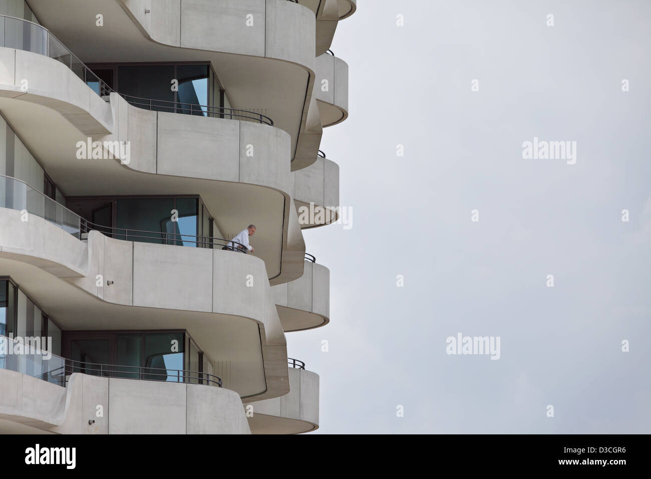 Hamburg, Deutschland, Bewohner auf dem Balkon des Marco Polo Towers Strandkai Stockfoto