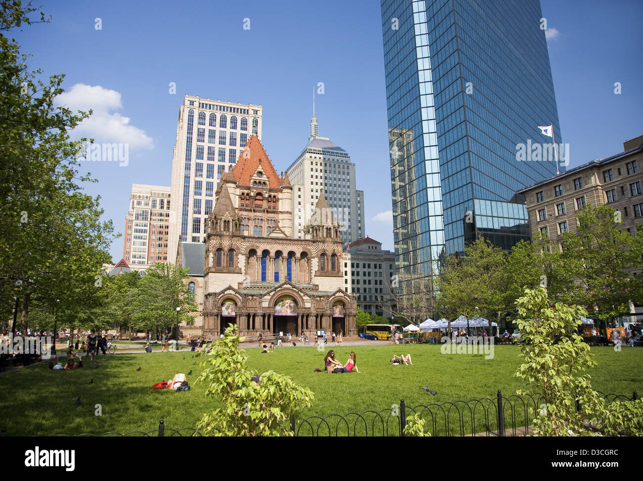 Copley Square mit Trinity Church und John Hancock Tower im Hintergrund, Boston, Massachusetts, Usa Stockfoto