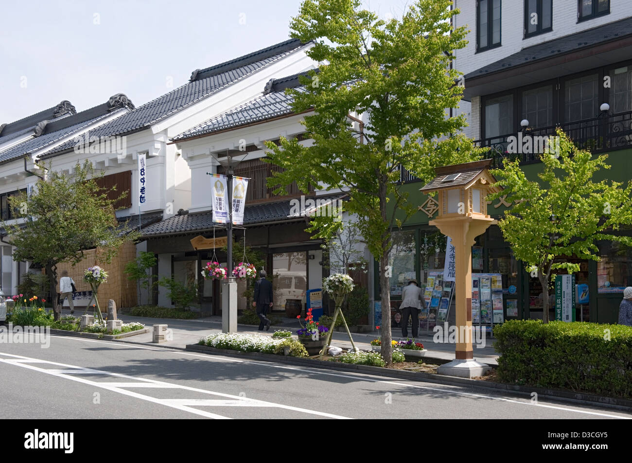 Traditionelle Architekturgebäude säumen Chuo-dori (Hauptstraße) in Nagano zwischen dem Bahnhof und dem Zenkoji-Tempel in Japan. Stockfoto