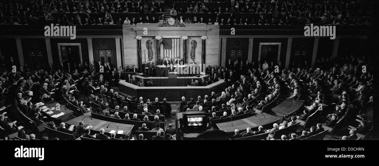 15. Februar 2013 - Washington, DC, USA - US-Präsident Barack Obama, unten in der Mitte, liefert die Rede zur Lage der Union zu einer gemeinsamen Sitzung des Kongresses auf dem Kapitol in Washington, D.C., USA, Dienstag, 12. Februar 2013. Obama fordert Erhöhung des Bundes Mindestlohns auf $9 Stunde und warnte HEA €™ €™ ll Verwendung exekutive Befugnisse, seinen Weg zu Themen von Klima ändern zur Herstellung wenn Kongress. . ARMANDO ARORIZO/PI (Kredit-Bild: © Armando Arorizo/Pi/Prensa Internacional/ZUMAPRESS.com) Stockfoto