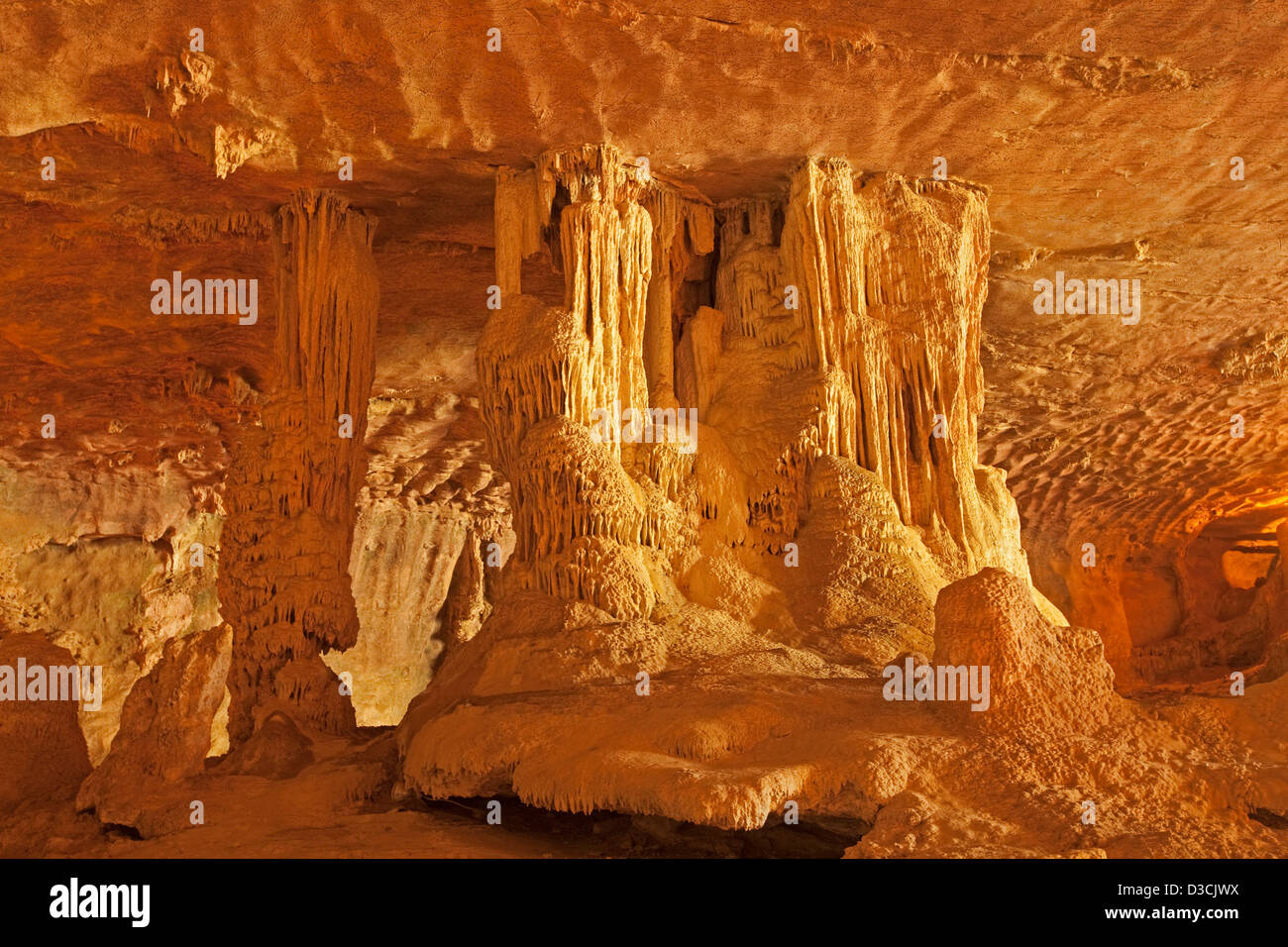 Stalaktiten und Stalagmiten in einer goldenen unterirdische Welt innerhalb der Abercrombie-Höhlen in New South Wales Australien Stockfoto