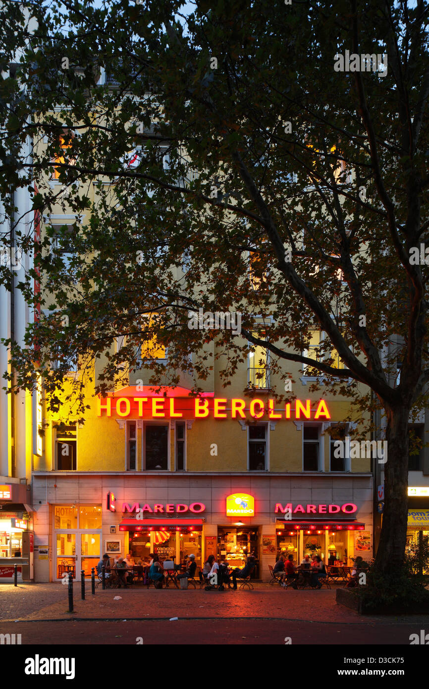 Berlin, Berolina und Steakhouse Maredo in der Abenddämmerung Stockfoto