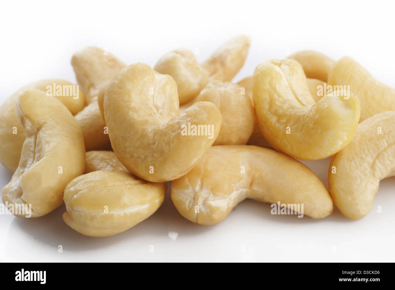 Rohe Cashew-Nuss auf weißem Hintergrund Stockfoto