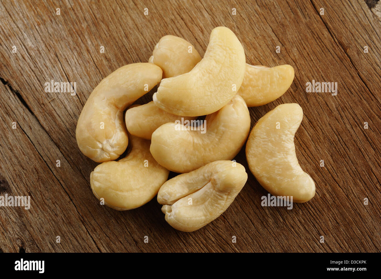 Rohe Cashew-Nuss auf hölzernen Hintergrund Stockfoto
