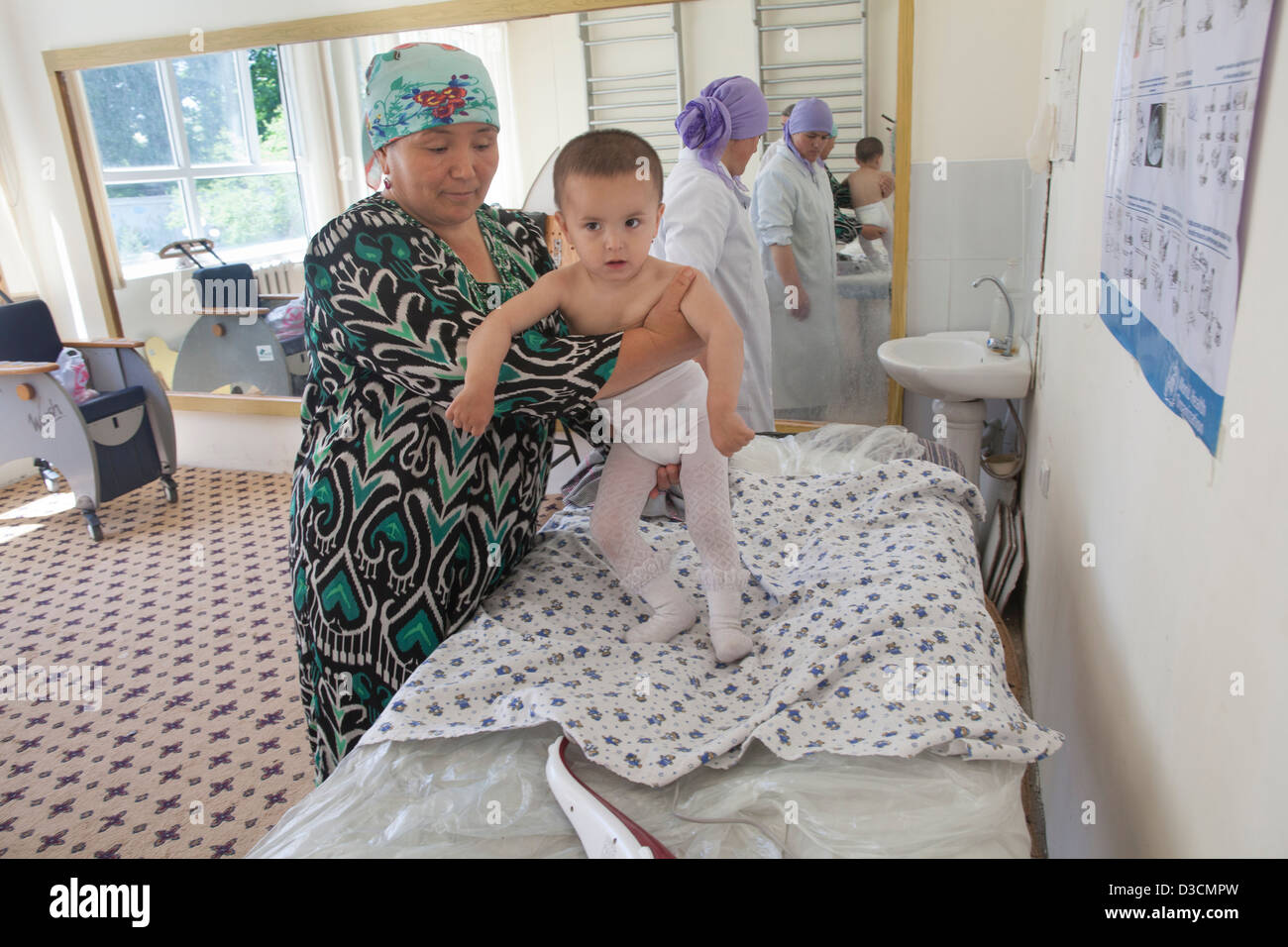 Kinder mit Kinderlähmung an die republikanische Kinder-Reha-Zentrum, 20 km von Duschanbe, Tadschikistan Stockfoto