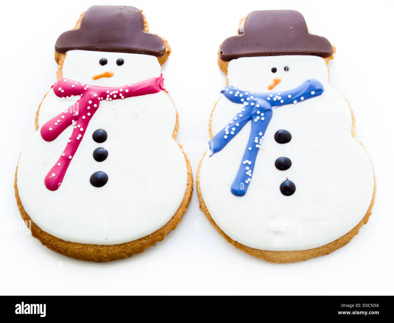 Gourmet-Schneemann Cookies auf weißem Hintergrund. Stockfoto