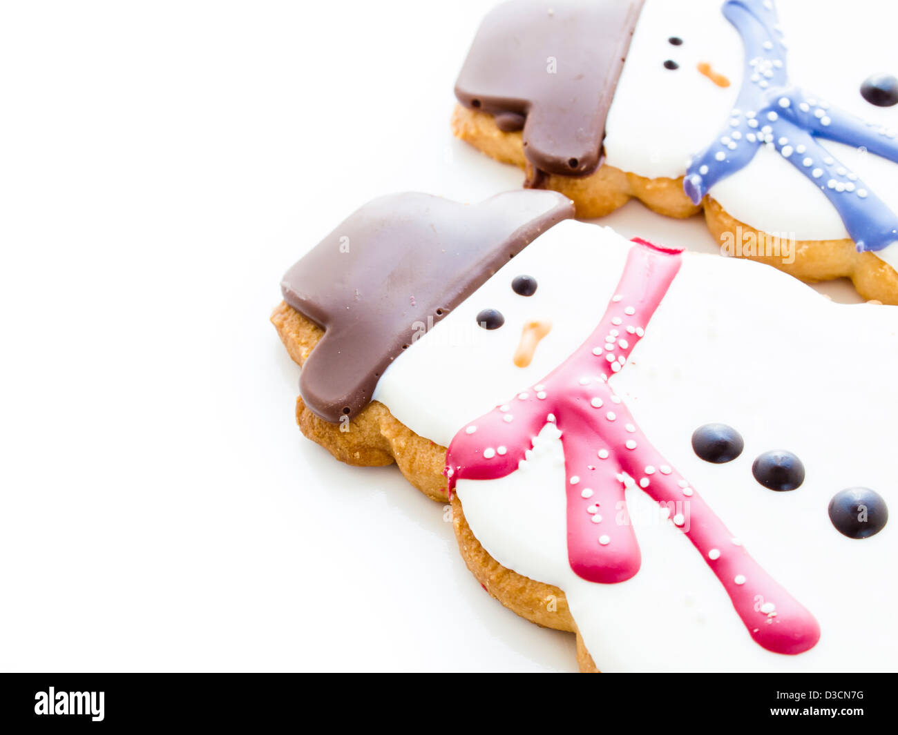 Gourmet-Schneemann Cookies auf weißem Hintergrund. Stockfoto
