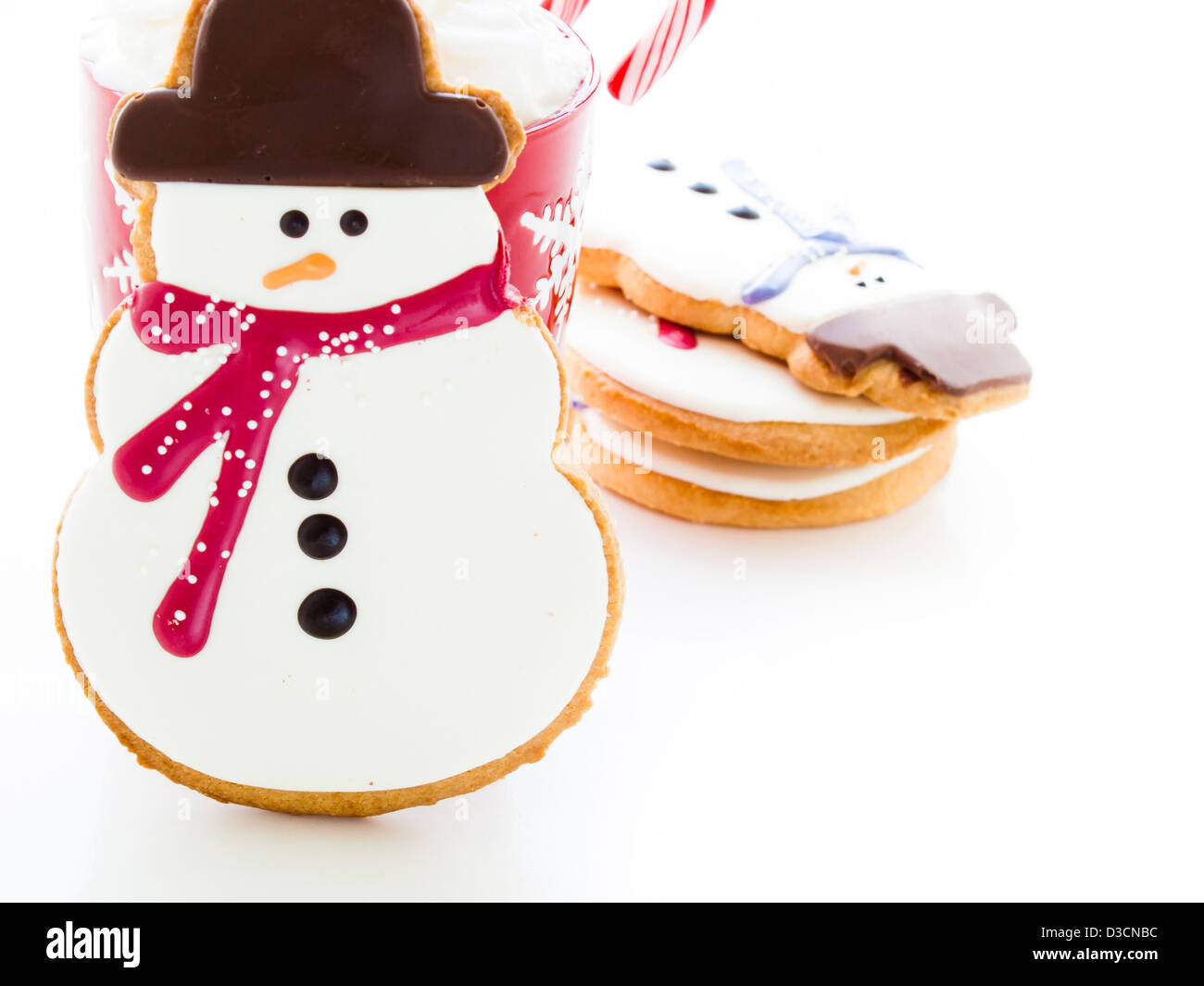 Gourmet-Schneemann Cookies mit heißer Schokolade auf weißem Hintergrund. Stockfoto