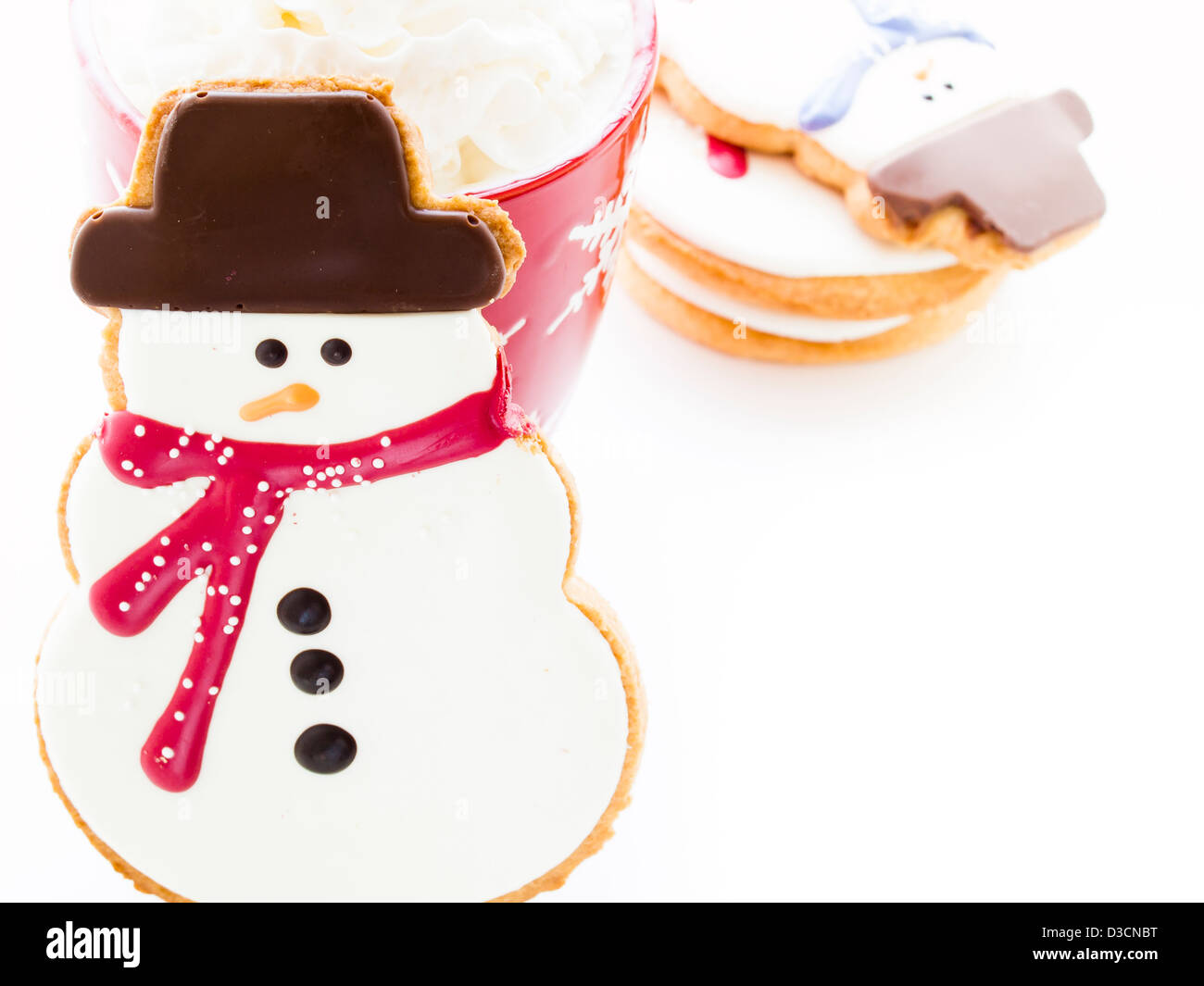 Gourmet-Schneemann Cookies mit heißer Schokolade auf weißem Hintergrund. Stockfoto