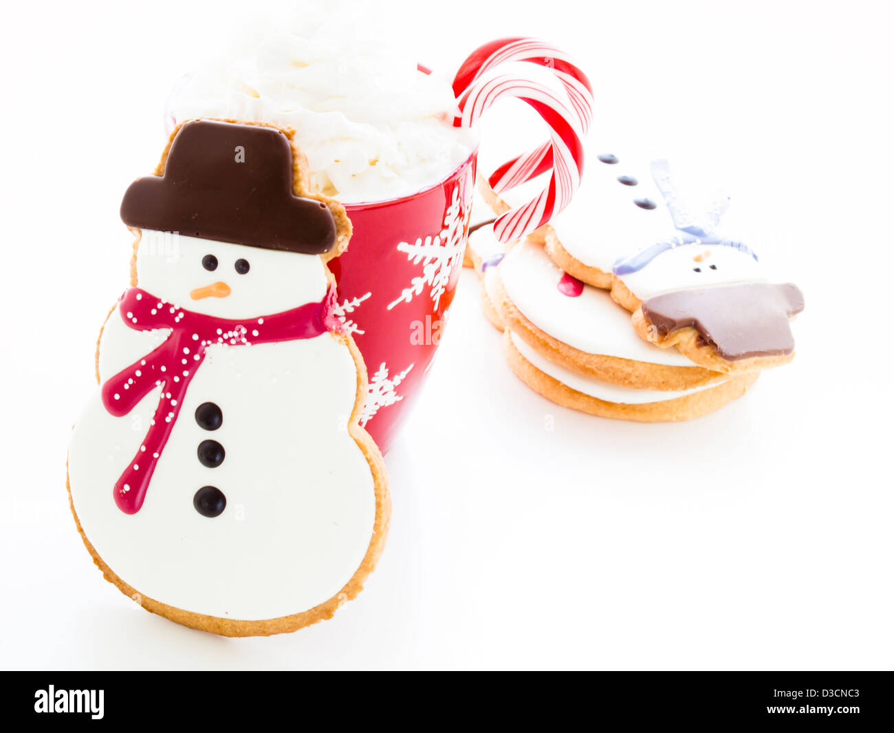 Gourmet-Schneemann Cookies mit heißer Schokolade auf weißem Hintergrund. Stockfoto