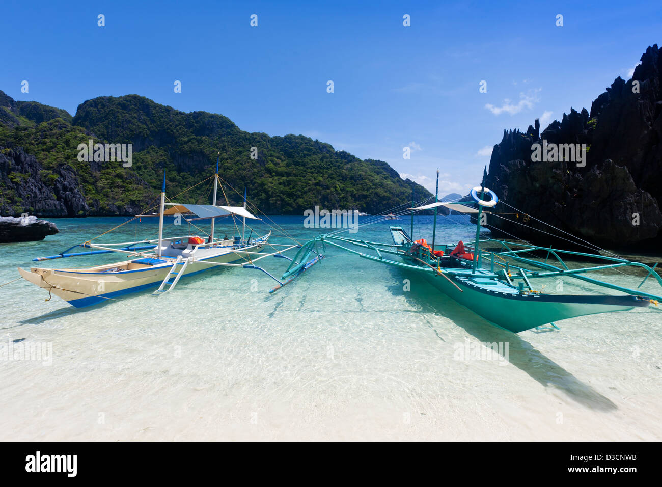 Banca Boot vertäut am tropischen Strand, El Nido, Palawan, Philippinen Stockfoto