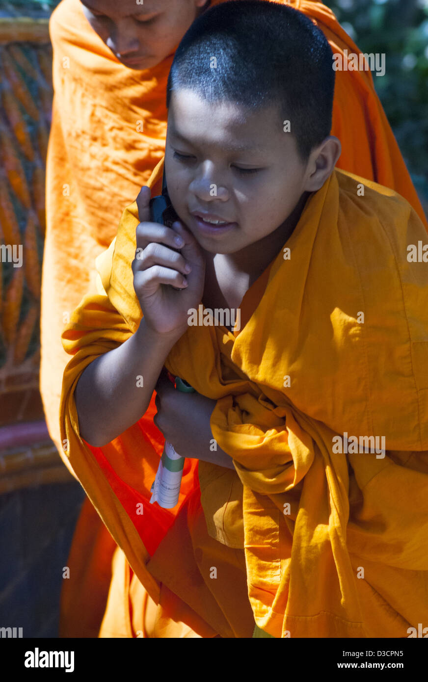 Buddhistischer Novize telefonieren mit einem Handy, Thailand Stockfoto