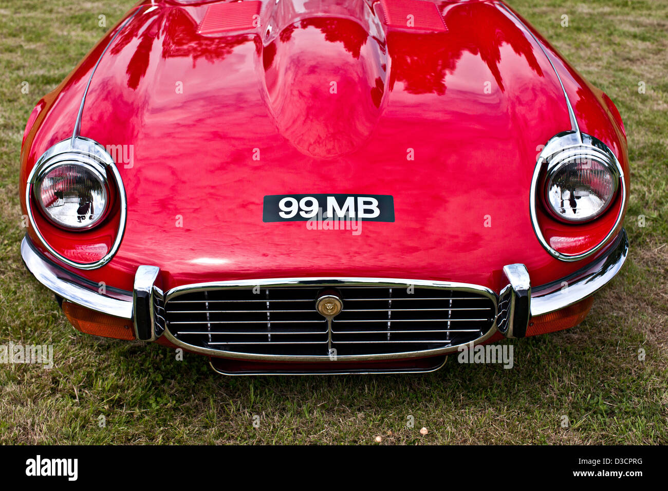 Roten Jaguar E-Type, hoher Winkel der Motorhaube Stockfoto