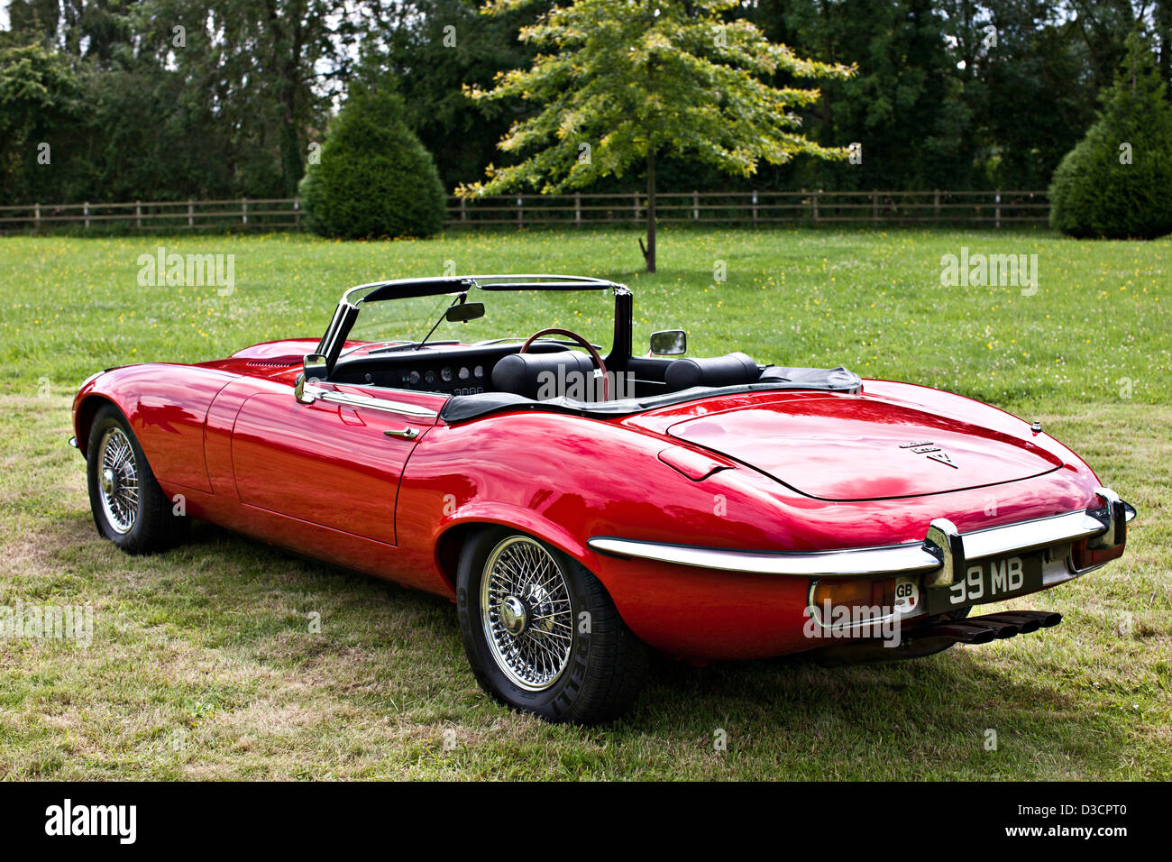 Roten Jaguar E-Type, Seitenansicht Stockfoto