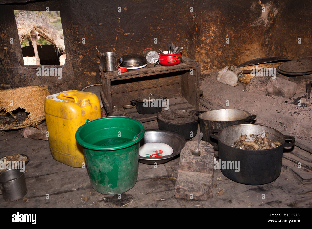Madagaskar, Ambositra, Sandrandahy, kleine Farm Haus Küche Interieur Stockfoto